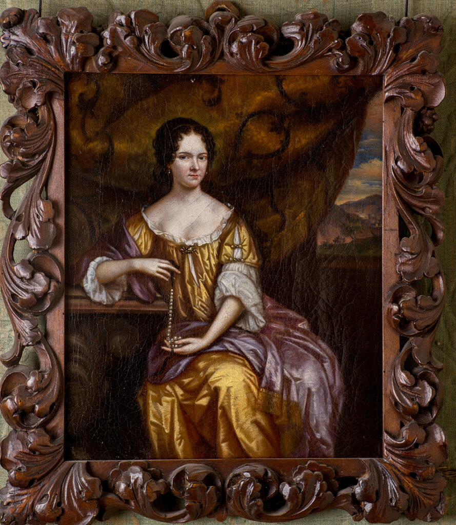 Een schilderij met houten lijst gedecoreerd met acanthusbladeren. De zittende jonge vrouw is frontaal afgebeeld. De onderste helft van haar onderbenen en voeten zijn niet afgebeeld. Zij zit voor een roodkleurig gordijn dat rechts een klein stukje open is en een doorkijkje geeft naar een heuvellandschap met een paar boompjes en in de blauwe lucht een paar wolkjes. De vrouw heeft donker krullend haar dat haar gezicht omlijst. Aan haar rechteroor heeft ze een oorbel met drie parels boven elkaar. Haar gezicht is schuin naar ons toegekeerd waardoor de andere oorbel niet te zien is. Ze maakt een knappe indruk. Ze kijkt ons aan met een glimp van een glimlach. Haar rechterarm leunt op een tafeltje. In haar rechterhand houdt ze een parelketting vast tussen haar vingers, de andere kant valt in een hoopje parels in de palm van haar linkerhand die in haar schoot ligt. Ze draagt een weelderige, goudkleurige japon afgezet met een wit randje. De pofmouwen zijn van boven goudkleurig, van onderen wit. met een diep decolleté. Haar schouders en borsten zijn grotendeels ontbloot. Over haar rechterarm hangt een klein stukje van een paars doek. Het grootste gedeelte van het doek ligt over haar schoot uitgespreid en valt omlaag.