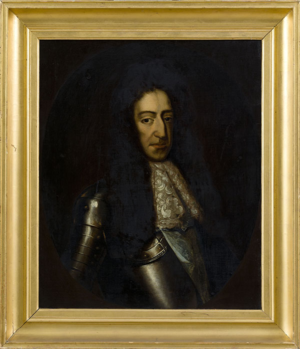 Schilderij met goudkleurige lijst waarop een portret van man te zien is. Hij draagt een donker gekleurd harnas met een wit, kanten plastron. Zijn zwarte, krullende haar, waarschijnlijk een pruik, hangt tot op zijn schouders. Opvallend is zijn grote haakneus. Hij is schuin naar de toeschouwer gekeerd en kijkt die vorsend aan met donkere, amandelvormige ogen. Zijn mond is strak.