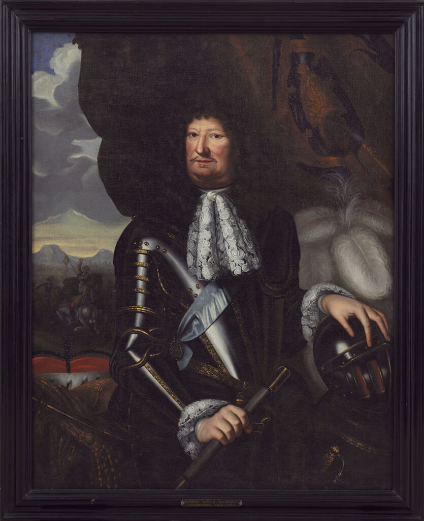 Een man met een vierkant hoofd met lange donkere krullen staat naar rechts gewend. Hij kijkt ons aan met donkere ogen, een rechts neus, een smalle snor en een kneveltje. Om zijn nek draagt hij een witte kanten sjaal. Daaronder een harnas met daaroverheen een blauwe sjerp. Hij heeft witte kanten manchetten.Links op de achtergrond een veldslag, rechts een gordijn. Hij leunt met zijn linker hand op zijn helm met witte veren.