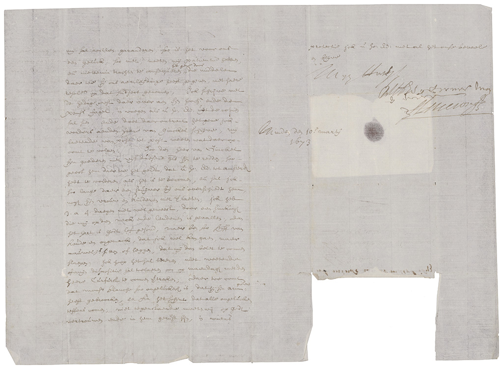 Opengevouwen vel waarvan de linkerkant in het lichtbruik beschreven is. Aan de rechterkant mist een stuk papier en je zit dit stuk papier aan de achterkant zitten met het zegel eraan vast.