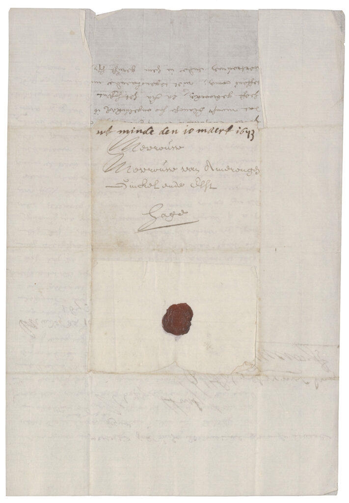 Buitenkant van de brief met de vouwen van de envelop. De brief is geadresseerd aan Mevrouw Mevrouw van Amerongen, Ginckel ende Elst Fagel (waarschijnlijk verzonden via diplomatieke post aan Fagel). Margaretha heeft erop geschreven: wt Minde den 10 maart 1673. Het zegel is nog heel, maar er zit een vierkante scheur in de vorm van de gevouwen envelop aan de bovenkant.
