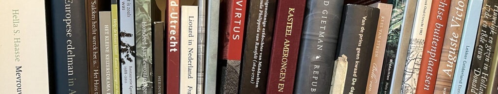 De ruggen van boeken over Kasteel Amerongen en zijn bewoners