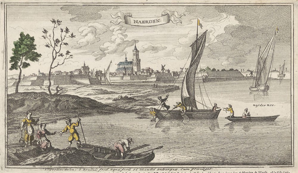 Gravure vanaf de Zuiderzee naar Naarden. Op de voorgrond een roeibootjes, daarachter zeilbootjes. Op de achtergrond de kerk en de bastions van Naarden.