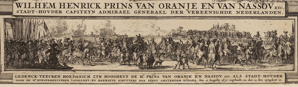 Voorstelling van het feestelijk uitgeleide uit de stad na zijn driedaags bezoek aan Amsterdam van 12-15 augustus 1672. Links de schutterij met daarachter de muren van de stad waar kanonnen afgeschoten worden. Een hele stoet met paarden verlaat de stad, langs de kant staan mensen te kijken.