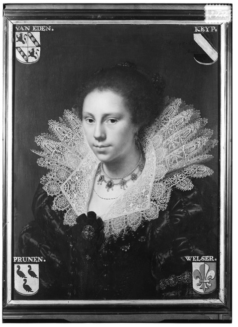 Zwart-wit afbeelding van een jonge vrouw met losjes opgestoken haar. Ze heeft een hele zachte blik. Ze draagt een grote kanten kraag, die in haar nek hoog op steekt en een v-hals geeft. Om haar nek draagt ze een parel ketting, een wat grovere ketting en een heel fijn kettinkje. Op haar borst draagt ze een grote broche als een soort bloem. Haar jurk heeft grote pofmouwen en is van een glimmende stof. In de hoeken van het schilderij vier familiewapens: links boven Van Eden, rechts boven Keyp, links onder Prunen en rechts onder Welser.