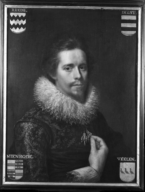 Zwart-wit portret van een jonge man, haar naar achter gekamd, snor, baardje. Hij kijkt je indringend aan. Hij draagt een grote molensteenkraag, maar met allemaal smalle stukjes kant, het lijken bijna veertjes. Hij draagt een brokaten jasje en zijn rechterhand houdt hij voor de borst en met zijn vingers raakt hij een van de twee sieraden aan die om zijn hals hangt. In de hoeken van het portret vier familiewapens: links boven Van Reede, rechts boven Diest, links onder Nienrode, rechtsonder Veelen.