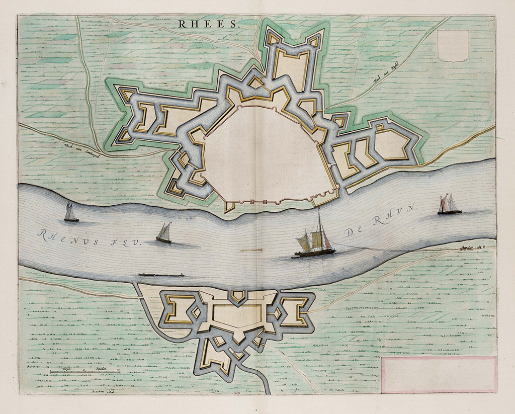 Kaart waarin in het midden horizontaal een rivier loopt: Rhenus Flv. De Rhyn. Op de rivier varen vier zeilbootjes. Boven de rivier ligt een grote vesting met niet alleen wallen en gracht, maar nog uitgebreidere vesting werken. Aan de andere kant van de rivier ligt eeen kleinere vesting.