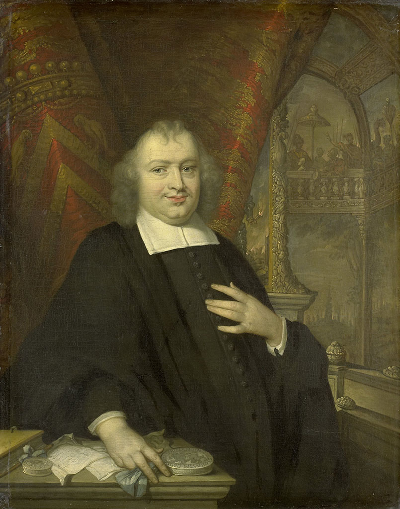 Een schilderij van een man gezeten voor een halfopen roodachtig gordijn met aan de rechterkant een doorkijkje op een interieur waarin een zuil en balustrades van een balkon te zien en suggesties van personen die achter de balustrade staan. De man heeft aan de zijkant dun haar tot op zijn schouders. Bovenop zijn hoofd is hij kaal met alleen middenvoor een plukje dun haar.Hij heeft een vol gezicht met een onderkin. Hij kijkt ons met een glimlach met gesloten mond aan. Hij is gekleed in een donker kostuum met een wit befje rond zijn nek. Zijn linkerhand houdt hij met de vingers gespreid tegen zijn borst. Zijn rechterhand ligt op een tafeltje en houdt iets vast dat op een klein, lichtgekleurd doekje lijkt. Verder liggen erop tafel twee stukjes papier waarvan een met geschreven tekst en twee platte zilveren gedecoreerde doosjes.De man kijkt