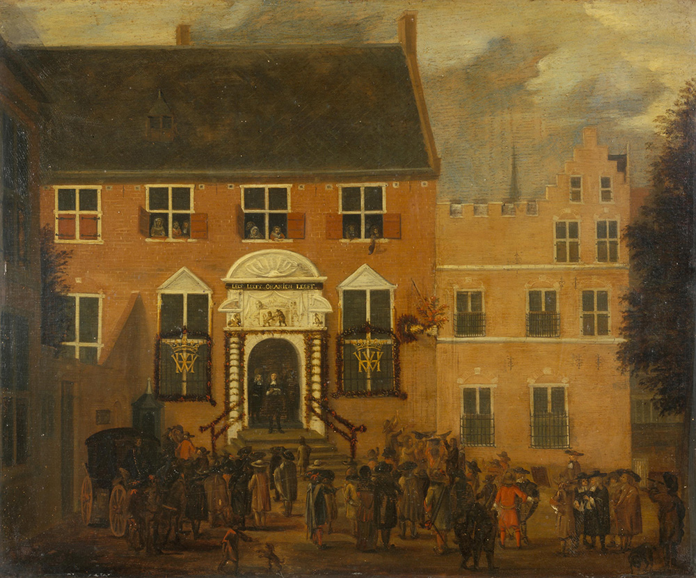 Schilderij van een groot, rood bakstenen gebouw met een donker, schuin dak. Het gebouw beslaat driekwart van het schilderij, Rechtsachter het gebouw is een ander gebouw te zien in lichter gekleurd baksteen met aan de rechterkant een trapgevel. Aan de bovenkant is een bewolkte lucht geschilderd. Het rood bakstenen gebouw heeft op de bovenste verdieping vier vierkante ramen in vieren gedeeld. Daaronder bevindt zich een rijk versierde entree lichtgekleurd steen. Boven de deur is een afbeelding van een leeuw op zijn achterste poten en een beer ??? te zien. Daarboven een niet te lezen tekst. Daar weer boven een halve ovaal met een grote schelp erin. Naast de deur zijn links en rechts hoge rechthoekige ramen waarvan de onderste helft bedekt is met een grote decoratie in de vorm van de initialen W en H ineen met daarboven een kroon. Boven de ramen zijn er driehoekige stenen decoratie. Aan de linkerkant is nog een gedeelte van een raam te zien. In de deuropening staan twee mannen in zwarte 17de eeuwse kleding op een bordes. Voor het bordes een stenen trap van vier treden met aan beide zijkanten leuningen. Voor het huis staan verschillende groepjes met mensen, voornamelijk mannen, sommigen in zwarte anderen in kleurrijker kleding en bijna allemaal met een hoed op. Linksvoor staat een rijtuig en iets meer naar het midden een hond.