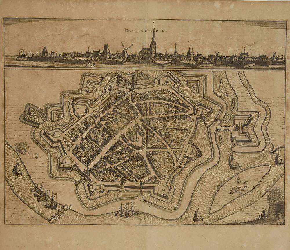 Boven een zicht op de stad Doesburg met in het midden een grote kerktoren, en diverse kleinere kerktorens en een paar molens. Op de voorgrond zie je de bastions. Daaronder een plattegrond van de stad met in het midden de grote kerk, rechts tuinen binnen de stadsmuur. De stad heeft 9 bastions met een gracht eromheen. Aan de onder en de rechterkant daarna een smalle strook land en dan de rivier. Links onder de scheepjesbrug in de IJssel.