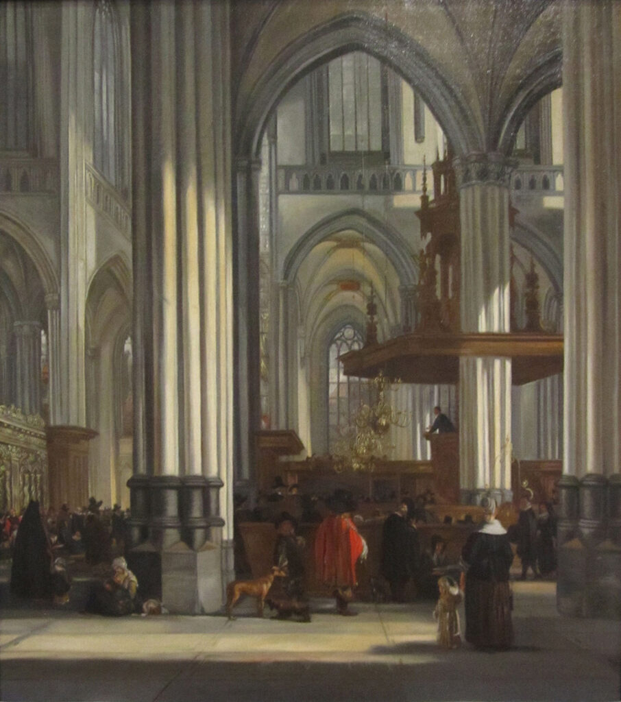 In een hoog kerkinterieur zit een preekstoel aan een pilaar. Er is een kerkdienst bezig, op de kansel staat een predikant. In de banken rondom de kansel zitten mensen, achter de banken staan mensen. Op de voorgrond een vrouw met een kleuter aan de hand, een man met een rode cape, twee honden en bij de pilaar zit een vrouw haar baby de borst te geven.