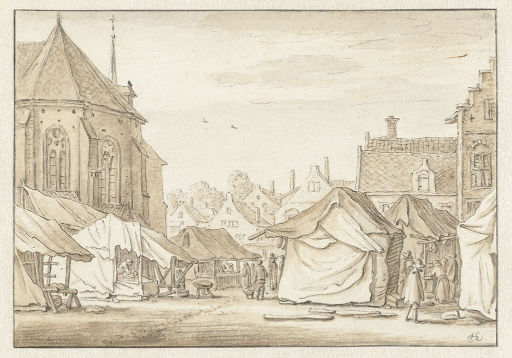 Links de achterkant van de Mariakerk op het plein allemaal marktkramen opgebouwd van stokken en doeken.