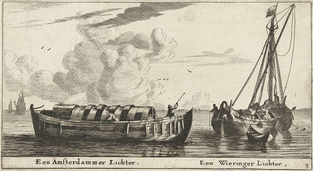 Links een schip zonder zeil en mast, op de boot staan twee mannen met stokken in het water. Het schip heeft een soort ronde kajuit, waarvan delen open staan. Rechts een schip met een mast. Het grootste deel van het schip is dicht en op het schip liggen de zeilen en het tuig. Aan het schip hangt een roeibootje. Onder het linker schip staat Een Amsterdammer Lichter, onder het rechter schip Een Wieringer Lichter.