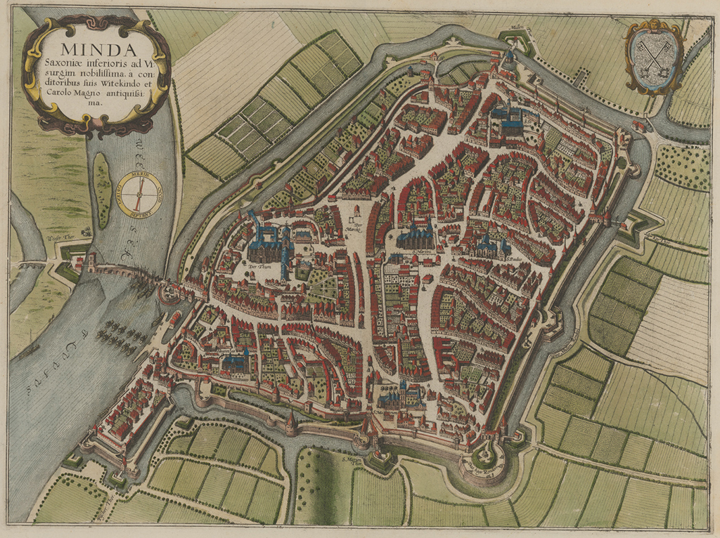 Vogelvlucht plattegrond van een ommuurde en omgrachte stad met bolwerken. Links langs de stad stroom een rivier. Binnen de stad zijn een aantal grote kerken te zien, de huizen hebben binnen tuinen. Er is een markt met een galg.