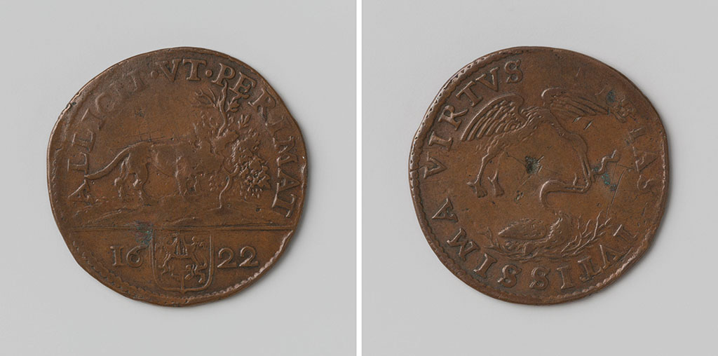 Koperen penning. Voorzijde: leeuw eet druiven van struik binnen omschrift; afsnede: wapenschild tussen jaartal 1622. Keerzijde: ooievaar brengt zijn jong, dat op nest zit een worm binnen omschrift "pietas tvtissima virtvs"