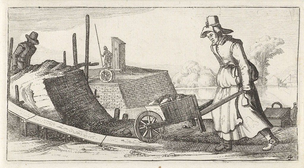 Een vrouw in werkkleding, van opzij gezien, een met stenen gevulde kruiwagen voortduwend. Op de achtergrond staat een soldaat naast een kanon op de walmuur.