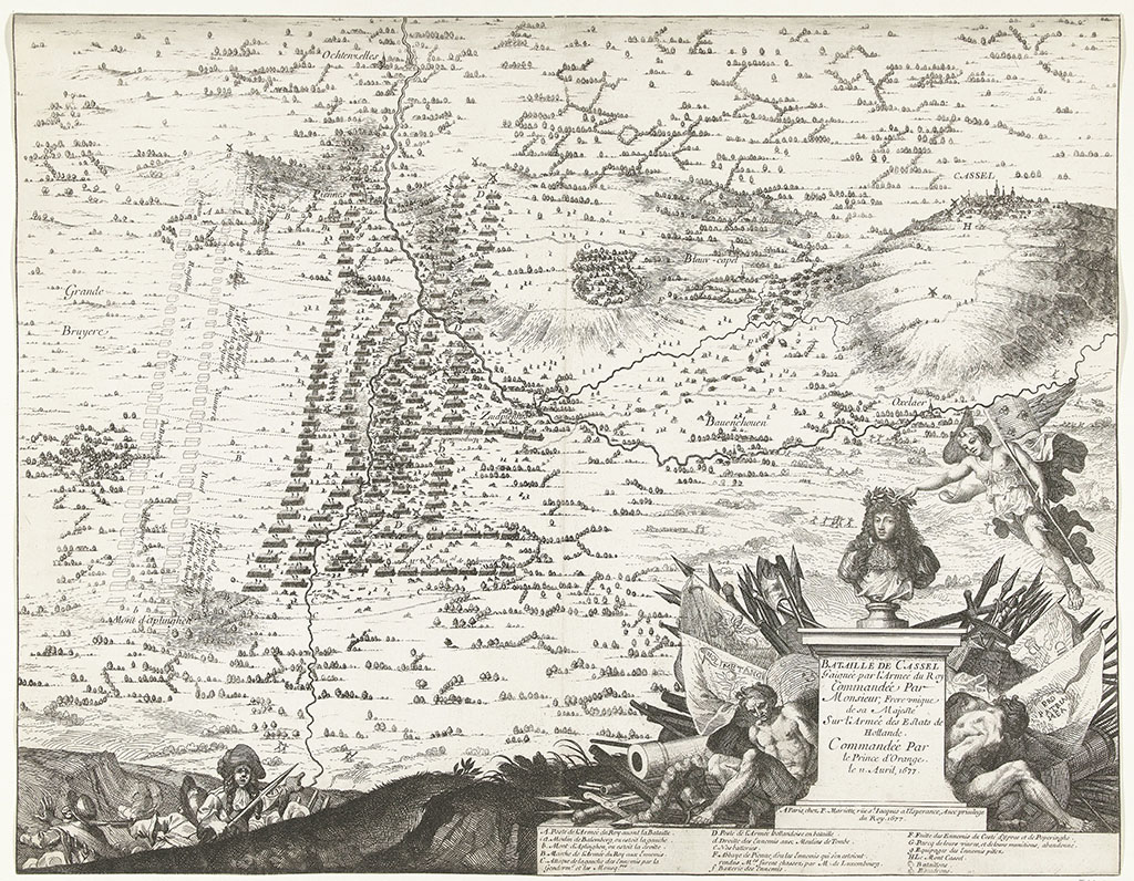 Kaart met de slagordes van de troepen bij de slag bij Kassel op 11 april 1677 tussen het Franse leger onder Filips I de hertog van Orleans en de prins van Oranje. De veldslag gezien van bovenaf. Op de voorgrond rechts een borstbeeld van de hertog van Orleans op een voetstuk, met geketende gevangenen, wapens en vaandels.