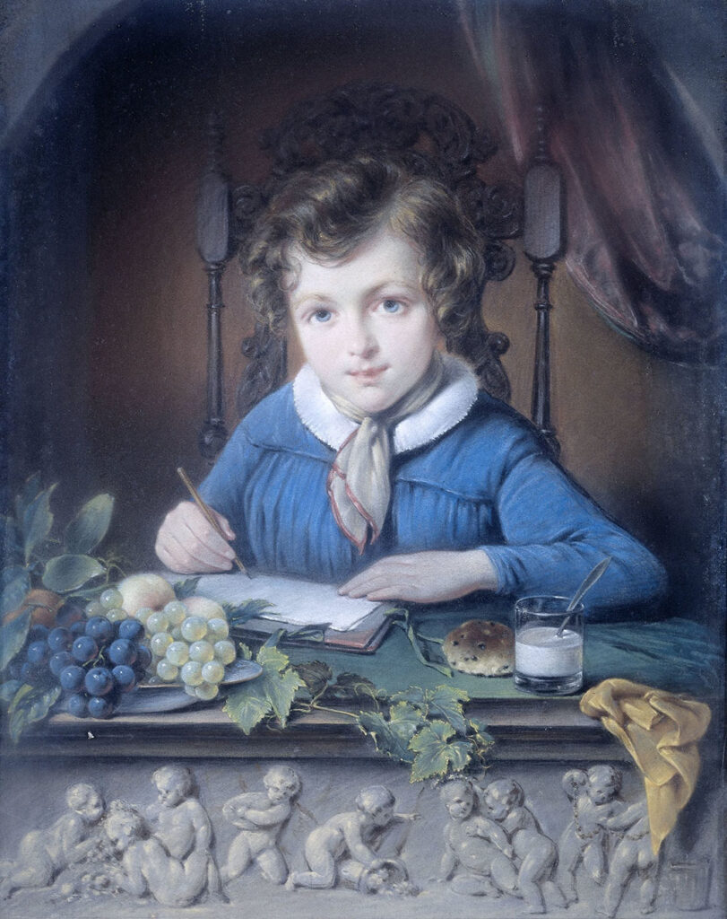 Portret van een jongen, zittend in een stoel in een raamnis en gekleed in een blauw jasje. Schrijvend of tekenend op een sruk papier. Op het kozijn staat een schaal met fruit en wijnranken, een glas melk en een krentenbol. Het stenen venster is onderaan versierd met een reliëf met spelende, of bacchanaal van, putti.
