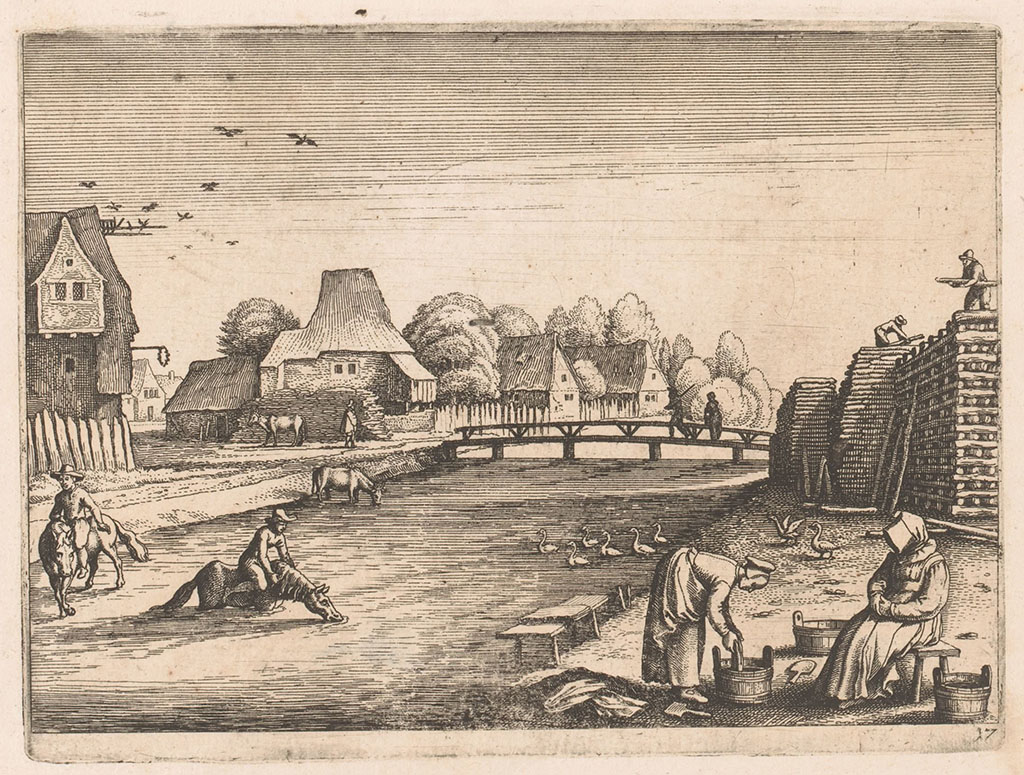 Aan een rivier ligt links een dorpje. In de rivier staat een kkoe te drinken en twee ruiters rijden op hun paard door de rivier. Halverwege is een brug over de rivier, aan de rechterkant liggen houten stammen opgeslagen. Mannen zijn bezig ze te stapelen. Op de voorgrond doen twee vrouwen de was.