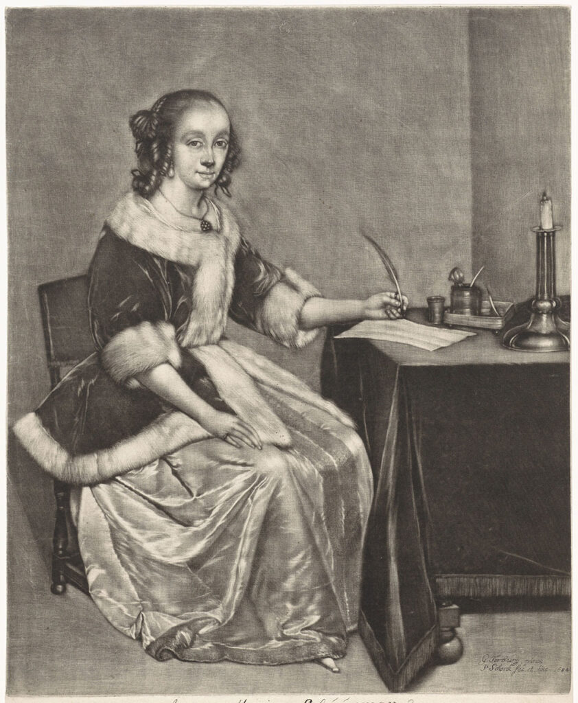 Een vrouw zit aan een tafel. Ze kijkt ons aan. Haar rechter hand ligt op haar schoot, in haar linker heeft ze een veer, voor haar ligt een leeg blad. Op tafel een kleed dat bijna tot op de grond hangt. Op tafel een inktpot met schrijfset en een kandelaar.