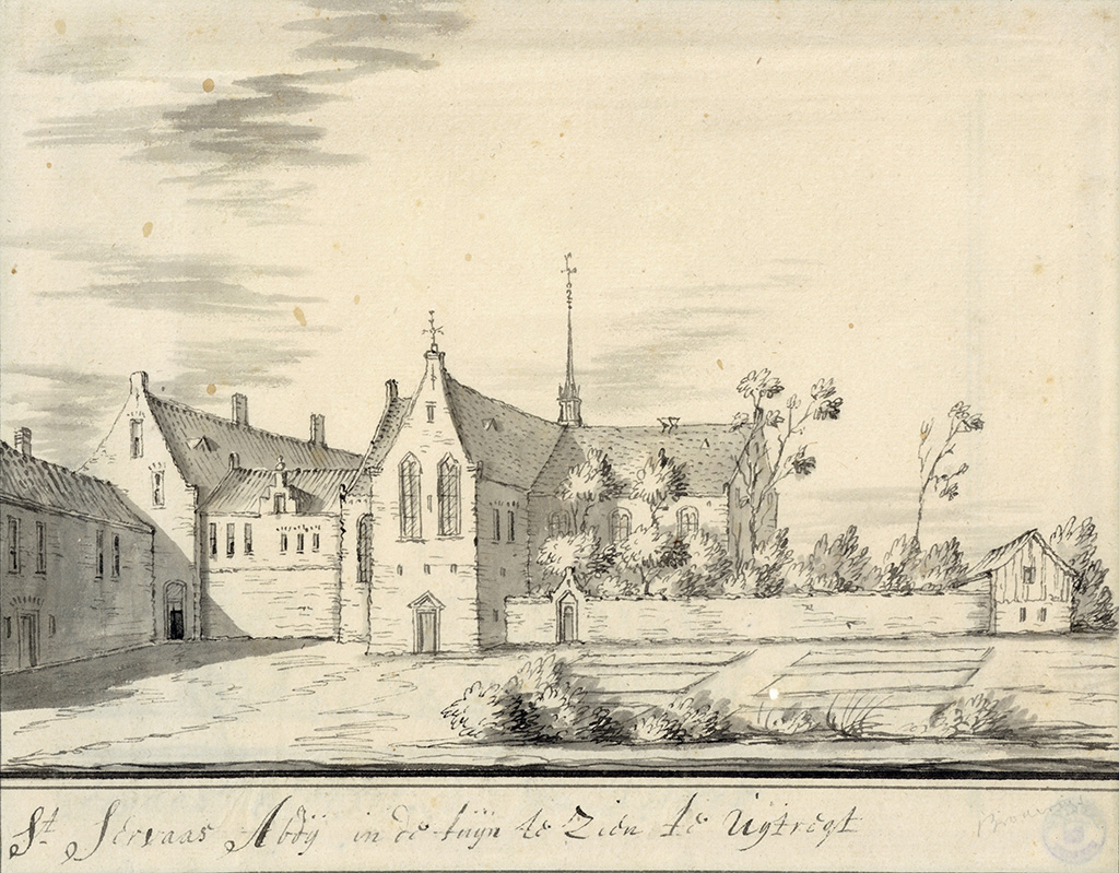 Een kruiskerk met een spitse toren en een ommuurde tuin. Naar links toe aan de kerk nog drie gebouwen.