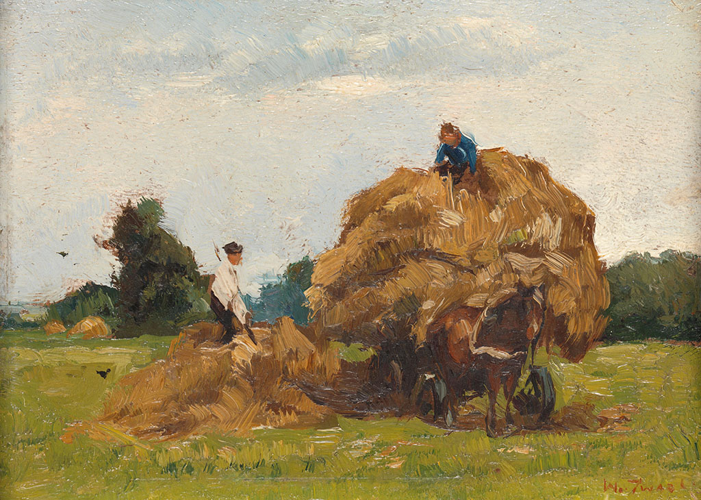 In een groen weiland zijn twee mensen bezig hooi op een wagen te laden. Voor de wagen staat een bruin paard. Op de achtergrond bomen en hooi op hopen.
