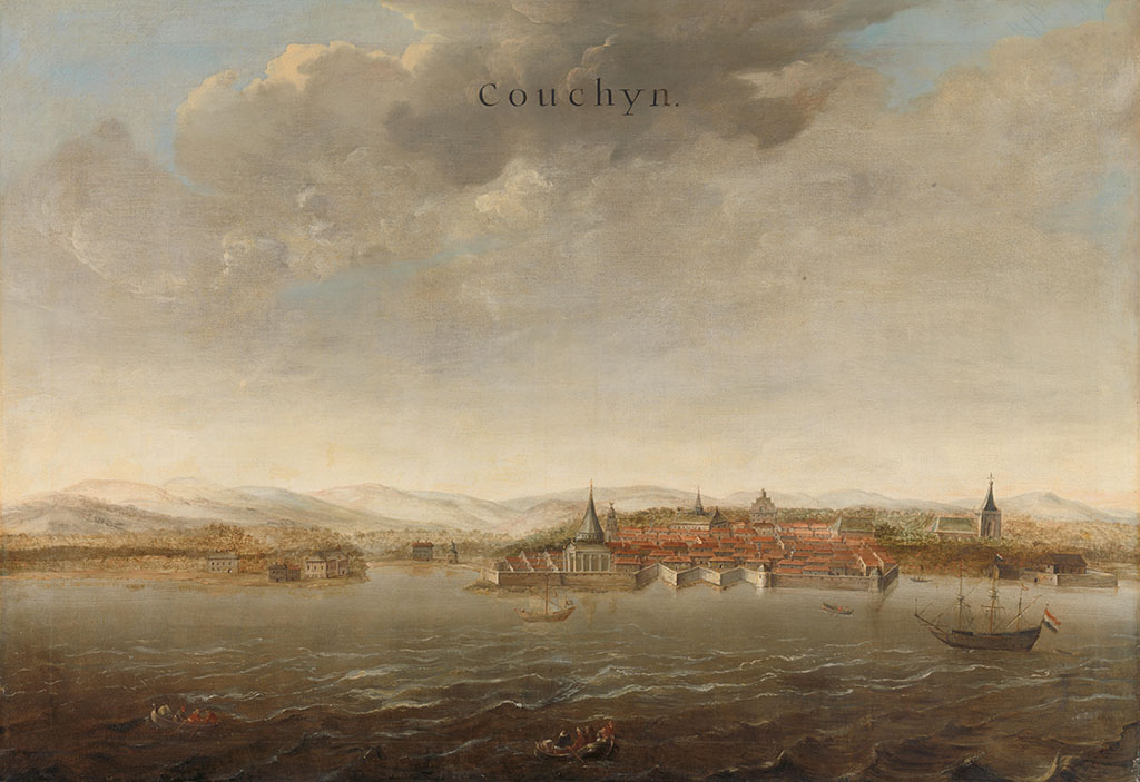 Gezicht op de stad Cochin, aan de kust van Malabar. Gezien van de zee, rechts een Hollandse koopvaarder, op de voorgrond enkele roeiboten. Bovenaan de plaatsnaam Couchyn.