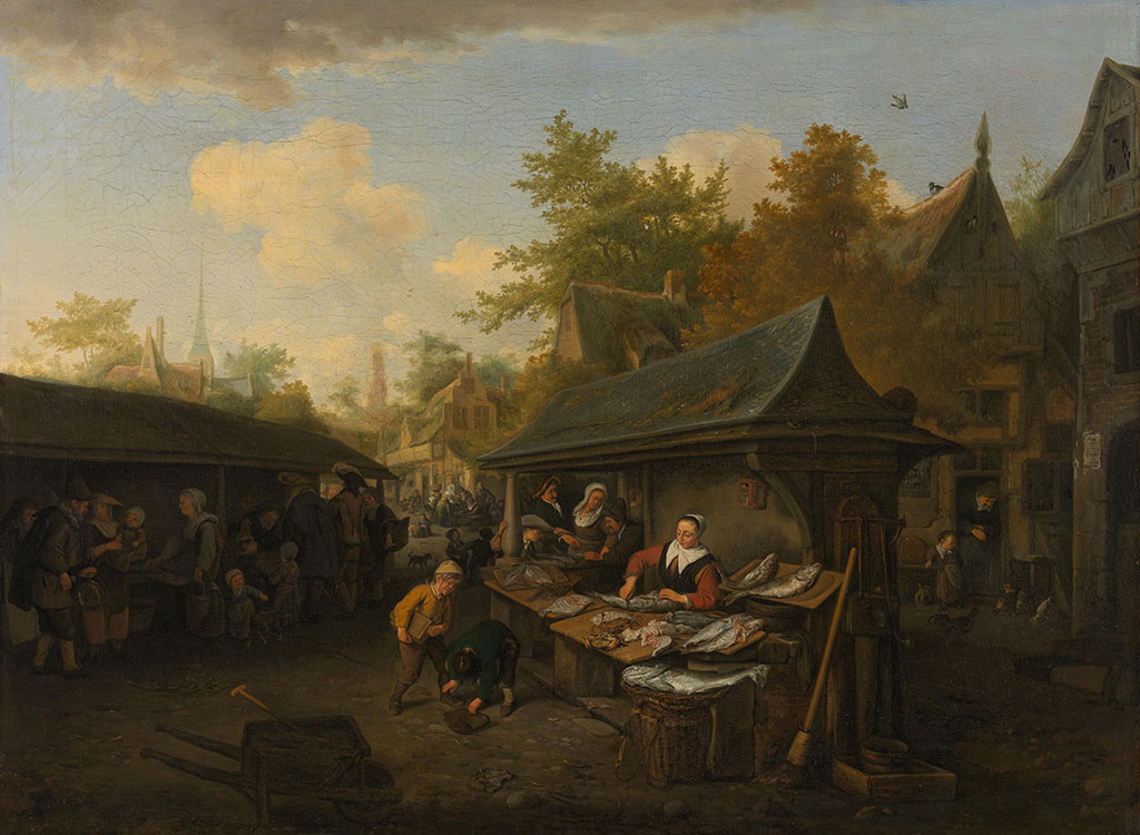 Een vismarkt in een stad. In het midden een stalletje waar vis uitgestald ligt en waarachter een vrouw vis schoonmaakt. Links andere stallen. Voor de stal een waterpomp en een bezem. Op de voorgrond een kruiwagen.