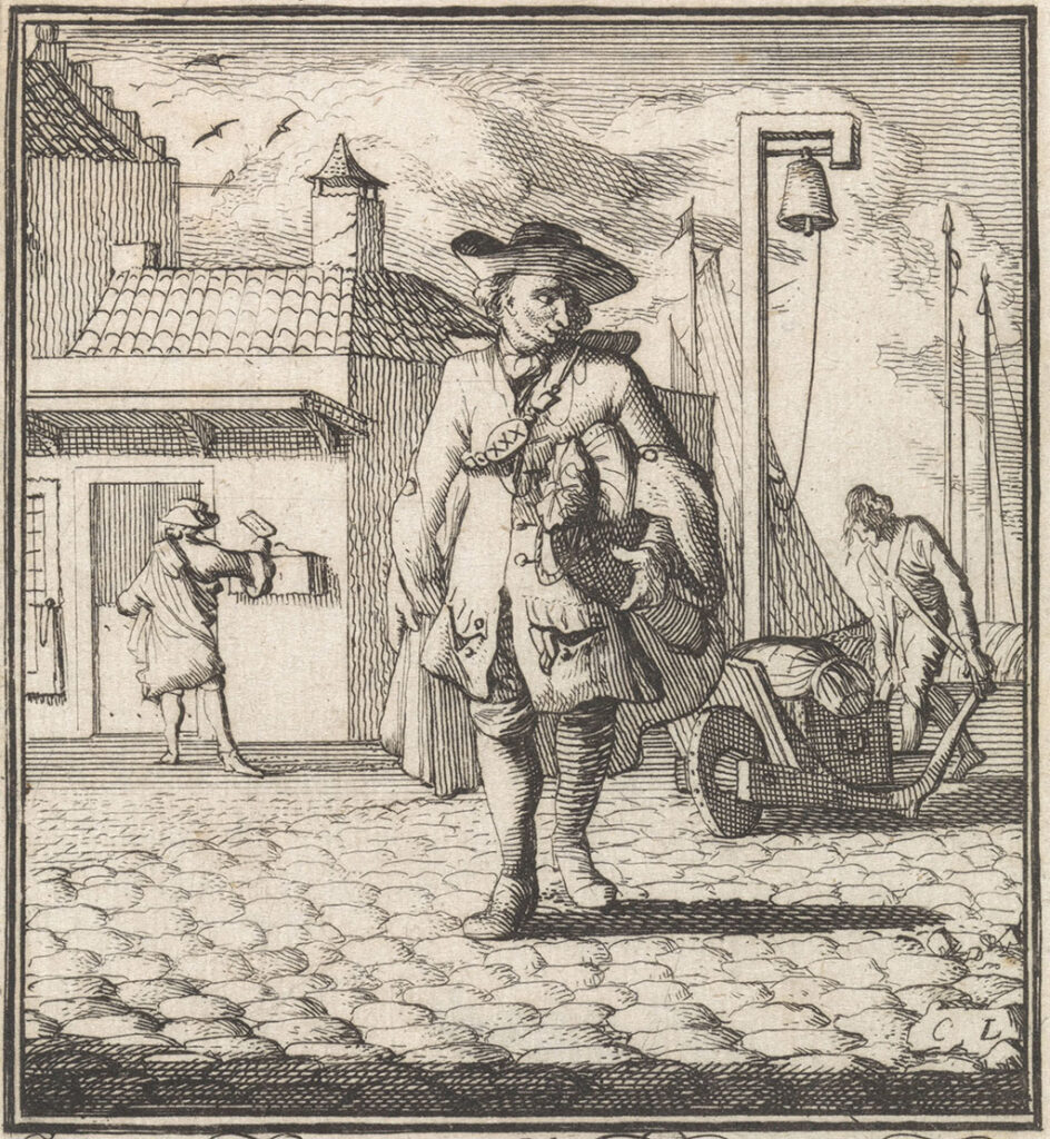 Gravure van een man met een postzak onder zijn arm. Hij draagt een hoef met een brede zak en een cape die een sluiting heeft met drie kruisen (als het wapen van Amsterdam?). Achter hem loopt een man met een kruiwagen met daarop een kist en een zak langs een los staande bel. Daarachter zijn de masten van schepen te zien. Links op de achtergrond een klein gebouw waar een man een brief in een kist tegen de muur stopt.