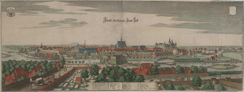 Ingekleurde gravure van een stad met vestingwerken. Op de voorgrond een bomenrijk gebied met een paar omheinde tuinen en een bleekveld en een bandeau met legenda. Dan een paar bastions, de gracht, de stadswal en daarachter de daken van de stad, met diverse kerken. Helemaal op de achtergrond een groot slot of paleis.