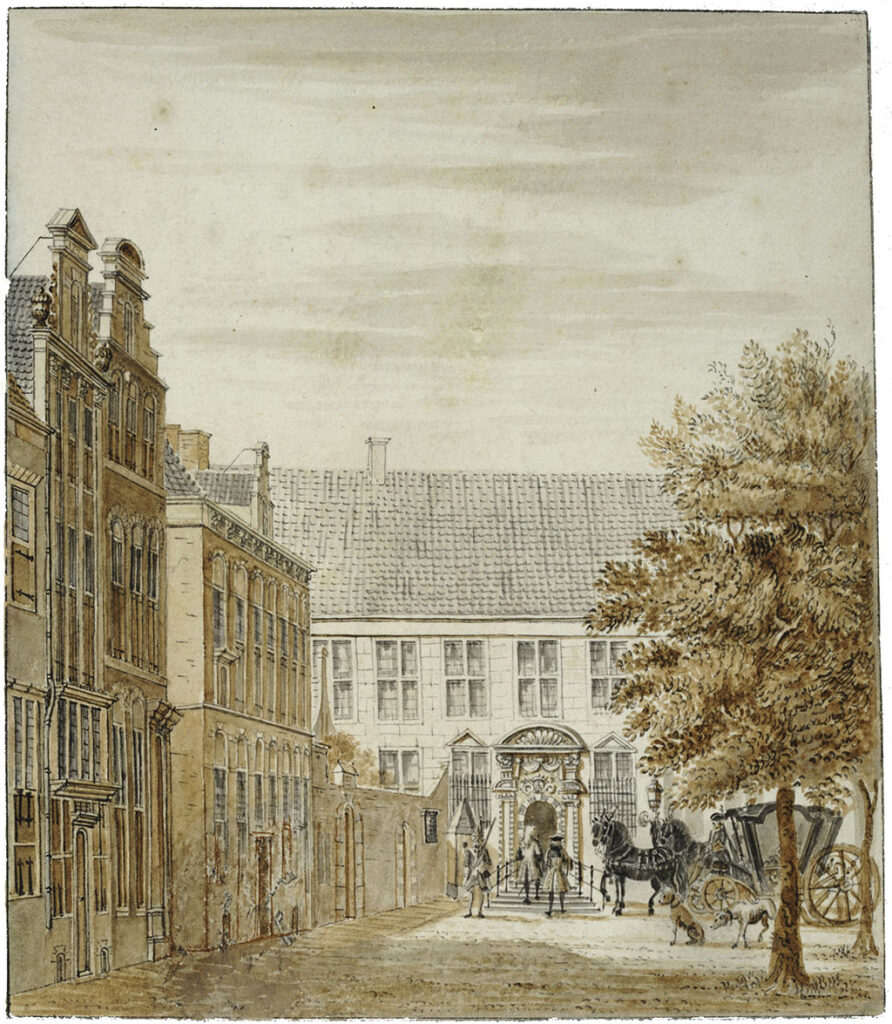 Links een rijtje huizen met sierlijke gevels, aan het eind een tuinmuur. Loodrecht op de tuinmuur staat een witgebouw van twee verdiepingen met een rijk versierde voordeur met een trap ervoor. Rechts staat een boom en half achter de boom staat een koets. Twee mannen lopen de trap op naar de deur, links van de trap staat een soldaat (?) op wacht. Op het plein zitten twee honden.
