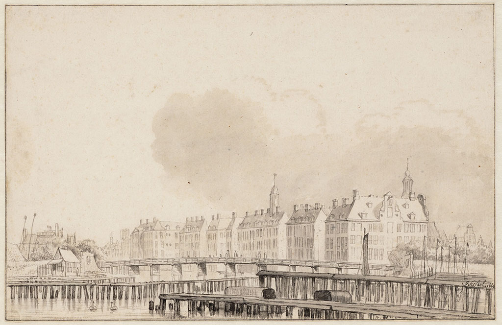 Gezicht van de Amstelbomen op de Blauwbrug. Links de kop van de westelijke stadswal met twee bakens, daarachter huizen aan de Binnen-Amstel. Achter de brug van links naar rechts drie gevels aan de Zwanenburgwal, het Diaconieweeshuis en een rij woonhuizen tussen de Amstel en de Zwanenburgerstraat.