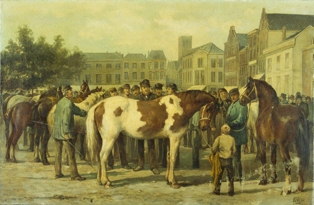 Op een groot plein is een paardenmarkt bezig. Op de voorgrond staat een bruinwit paard dat kijkt naar een kleine jongen. Een man met een donkerbruin paard aan de hand kijkt naar de jongen. Tussen de paarden zijn veel mensen te zien.