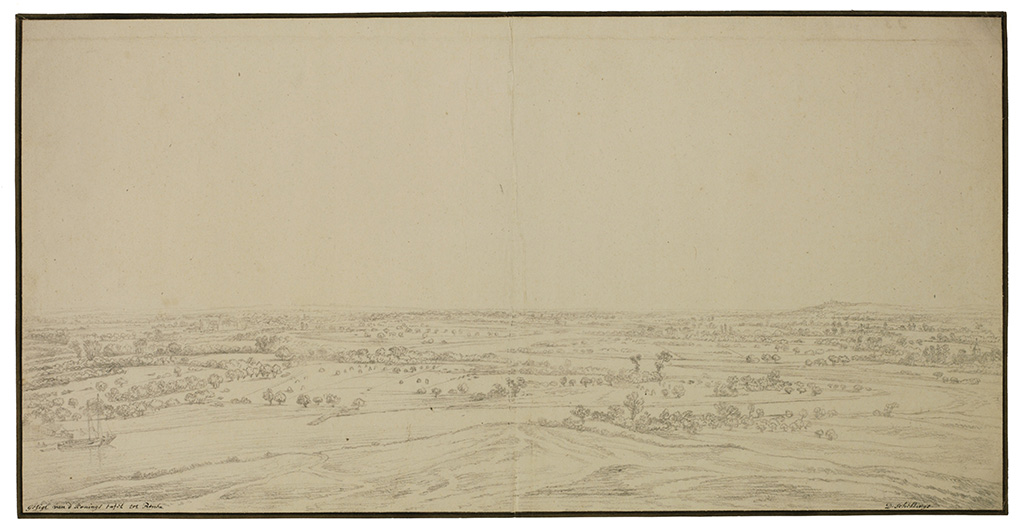 Een potloodtekening vanaf een hoog punt over een wijds, relatief vlak landschap. Op de voorgrond een rivier met helemaal links een boot. Het landschap is een weidelandschap met her en der bomen en kleinere bossages. Rechts tegen de horizon een verhoging in het landschap (de Wageningse berg?)