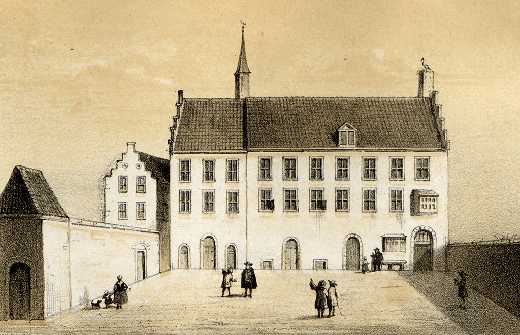 Een hoog gebouw met vier grote deuren en twee kleinere deuren en twee luiken naar de kelder. Op de eerste en tweede verdieping zitten ramen. Boven de rechter deur hangt een duiventil. Het gebouw heeft een zadeldak en op de schoorsteen zit een ooievaar. Op het ommuurde plein voor het gebouw zijn verschillende mensen in gesprek.