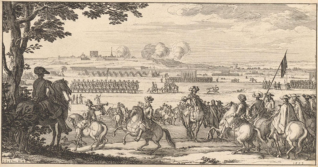 Op de voorgrond allemaal ruiters die bezig zijn om in formatie te komen met behulp van een trompetter. Op de achtergrond verschillende legereenheden, een tentenkamp en op de achtergrond een ommuurde stad waar op verschillende plekken rookpluimen hangen.