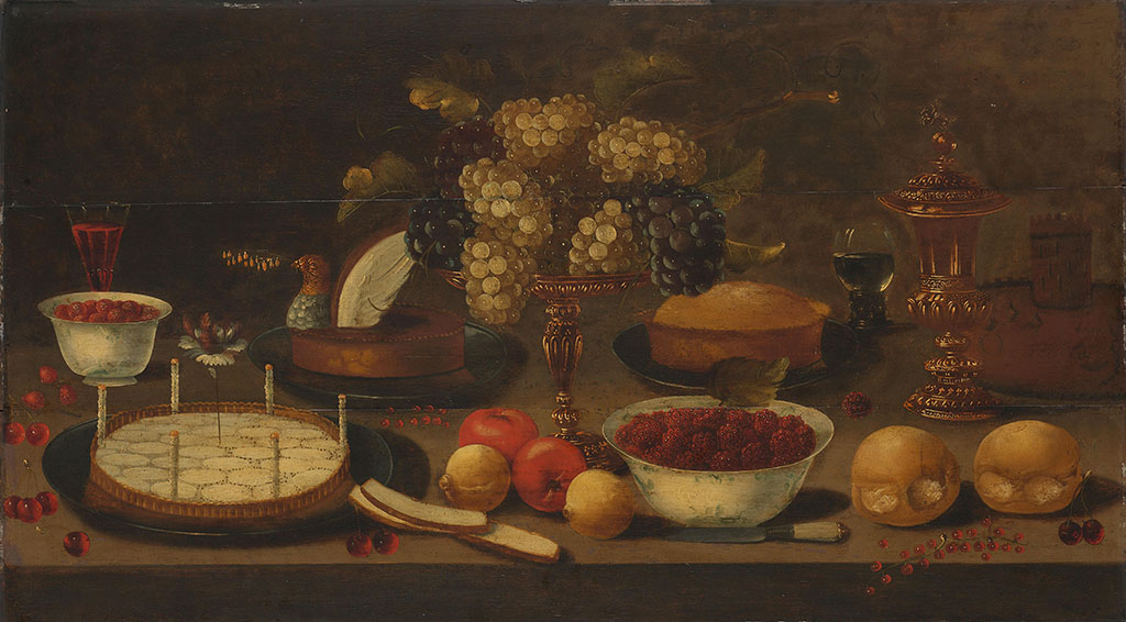 Stilleven met pasteien, een taart, broodjes, schalen met bessen en druiven, fruit, glazen en een mes.