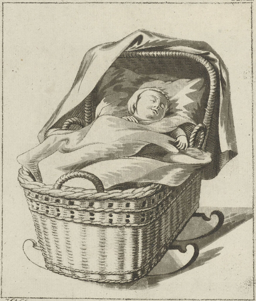 In een rieten wiegje ligt een baby te slapen, de handjes boven de dekens. Op de kap ligt een doek.