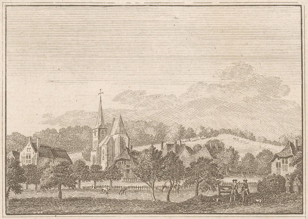 Tegen een heuvel ligt een kerk met een paar huizen en wat boerderijen. Op de heuvel begint het bos, op de voorgrond wat bomen en een weiland. Rechts voor staan twee mannen te praten die allebei een hond bij zich hebben.