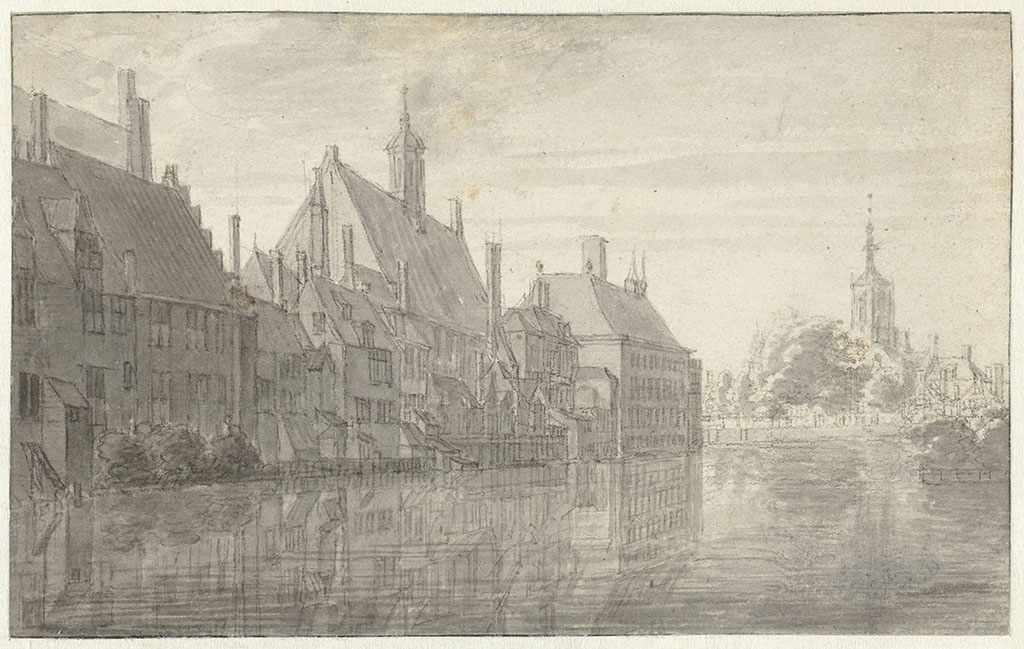 De hofvijver met daarin de gebouwen van het Binnenhof met de weerspiegeling van de gebouwen op het water. Op de achtergrond bomen en de grote of St Jacobskerk.