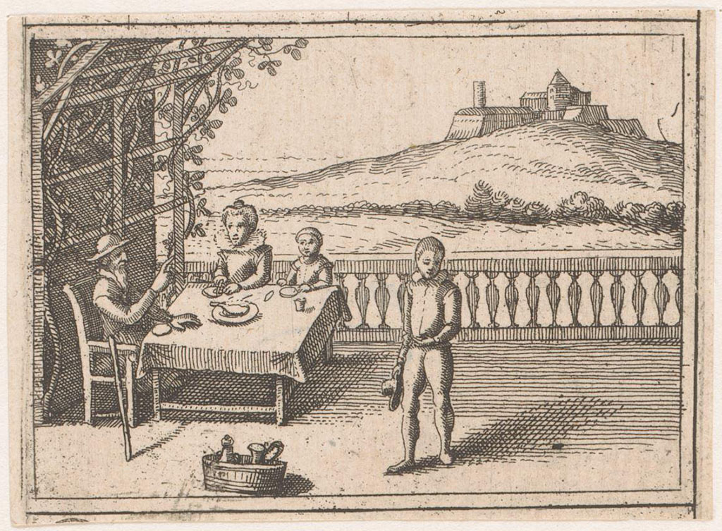 Op een terras met een balustrade zitten onder een klimplant een oudere man, een jongere vrouw en een kind aan tafel. Rechts van de tafel staat een jongen met iets in zijn hand. Op de voorgrond een vaatje met twee kannen erin. Op de achtergrond een heuvel met daarop een kasteel.