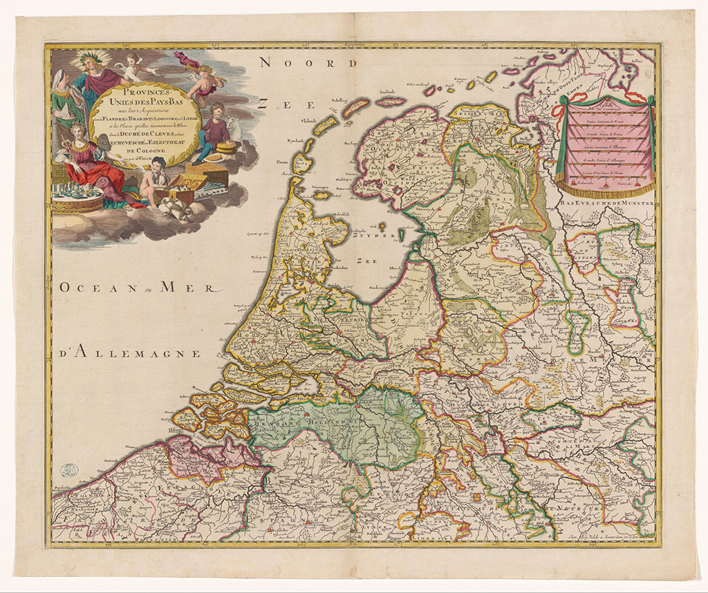 Links titelcartouche met daaromheen een aantal figuren en producten die symbool staan voor de welvaart van de Republiek. Rechts legenda en schaalstok: Mille pas geometriques, Lieües communes de France, en nog drie andere. Gradenverdeling langs de randen.