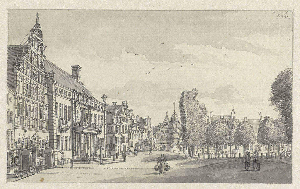 Tekening van een door huizen omsloten plein. Links eerst een hoog huis met een versierde trapgevel, dan een breed gebouw met een bordes en een balkon. Op de achtergrond een relatief lage poort, rechts staan bomen. Op het plein lopen mensen en staan mensen te praten. Voor het hoge huis links (het landshuis) staat iemand op wacht. Midden op het plein loopt een meisje met een juk met twee emmers eraan.