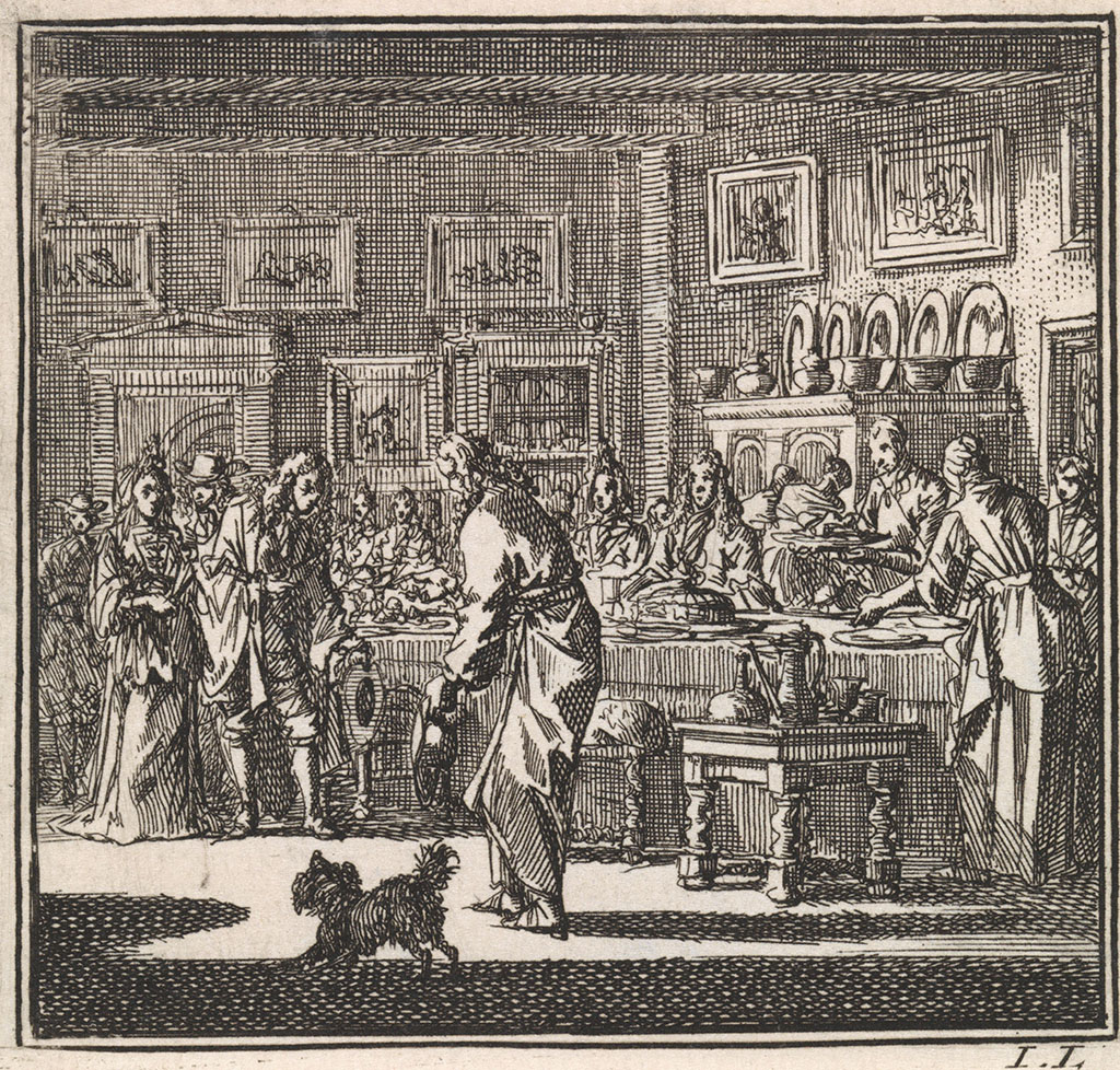 In een ruimte volgehangen met schilderijen en een kast met daarop borden en vazen staat een grote gedekte tafel. Er wordt eten geserveerd en gasten zitten om de tafel. Op de voorgrond een stel waarvan de heer het hoofd buigt naar een andere heer, beiden hebben hun hoed in de hand. Helemaal op de voorgrond een hondje.