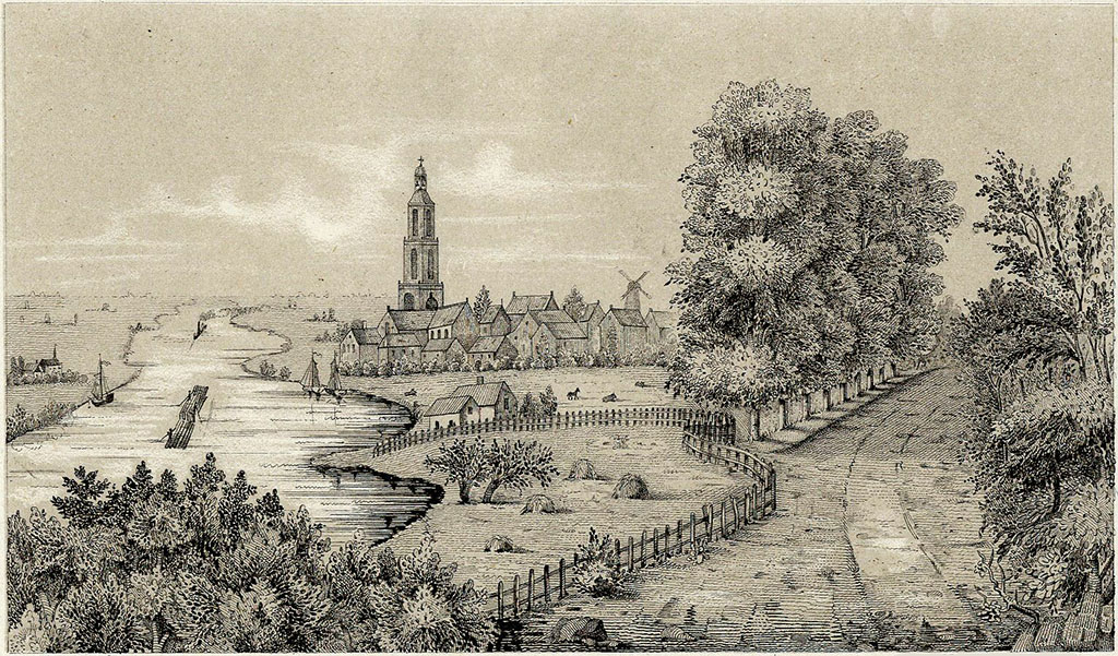 Landschap met links een rivier met daarop wat bootjes en twee vlotten met hout. Op de rechteroever een stadje (zonder muur) met één hele hoge kerktoren (Cunerakerk) en een molen. Op de voorgrond weilanden en rechts een weg in het bos.