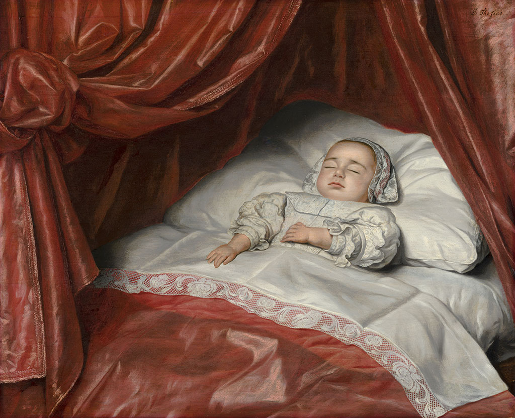 In een bed met rode gordijnen, een rode sprei en witte lakens en kussens, ligt een klein kindje in het wit met haar oogjes dicht. Het lijkt of dit meisje ligt te slapen, zo rustig en mooi ligt ze er bij. Maar wakker zal ze niet meer worden – ze is overleden.
