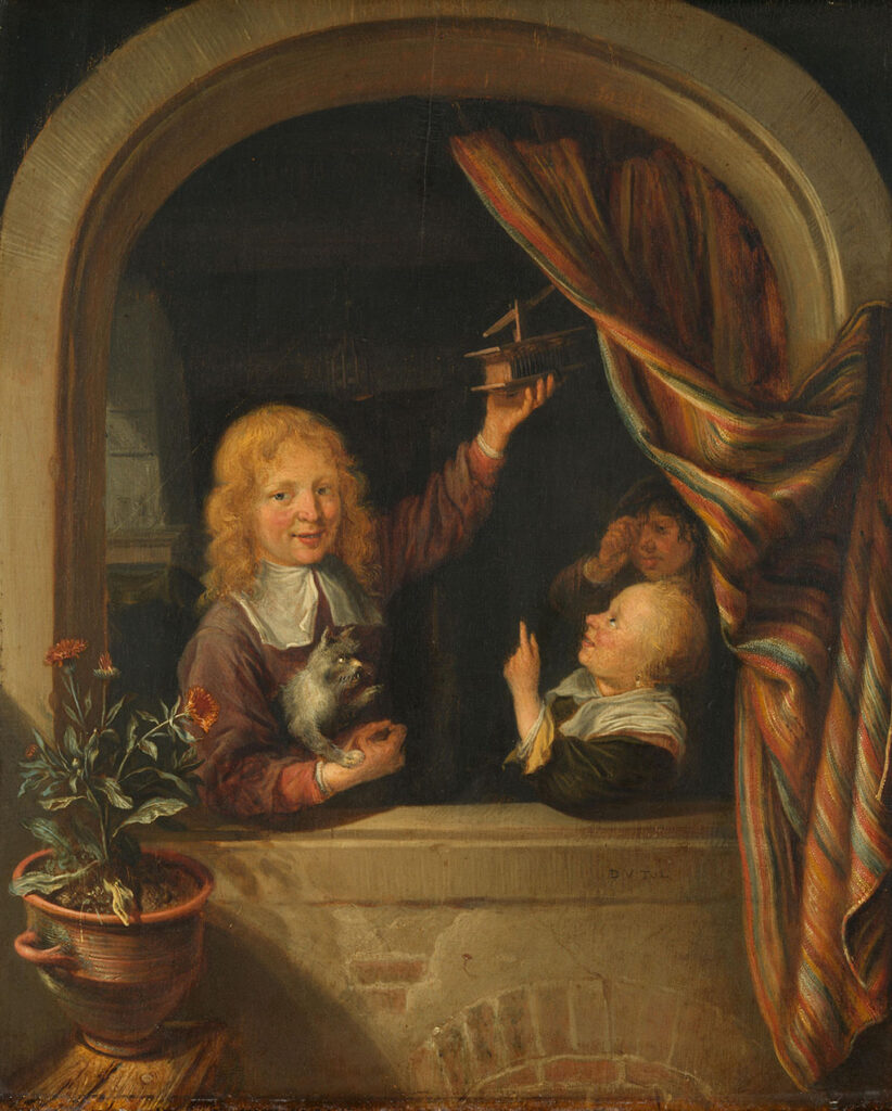 Kinderen met een muizenval. In een stenen venster met gordijn houdt een jongetje in zijn linkerhand een muizenval omhoog, met zijn rechterarm houdt hij een kat vast. Naast hem een meisje die naar de val wijst, achter haar een huilende jongen. Voor het venster een plant in een pot.