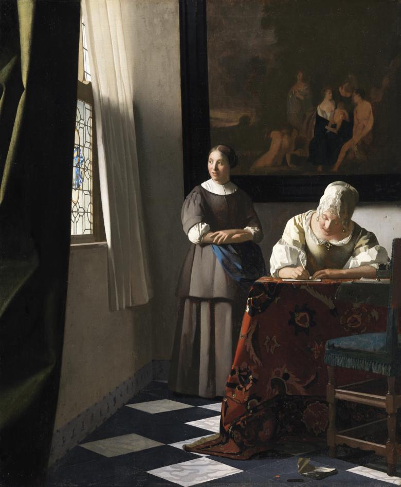 Voor een raam zit een vrouw aan tafel een brief te schrijven. Op de tafel ligt een tafelkleed, aan de andere kant van de tafel staat een lege stoel. Achter de vrouw staat haar meid in het bruin. Ze kijkt naar buiten. Aan de muur hangt een schilderij.