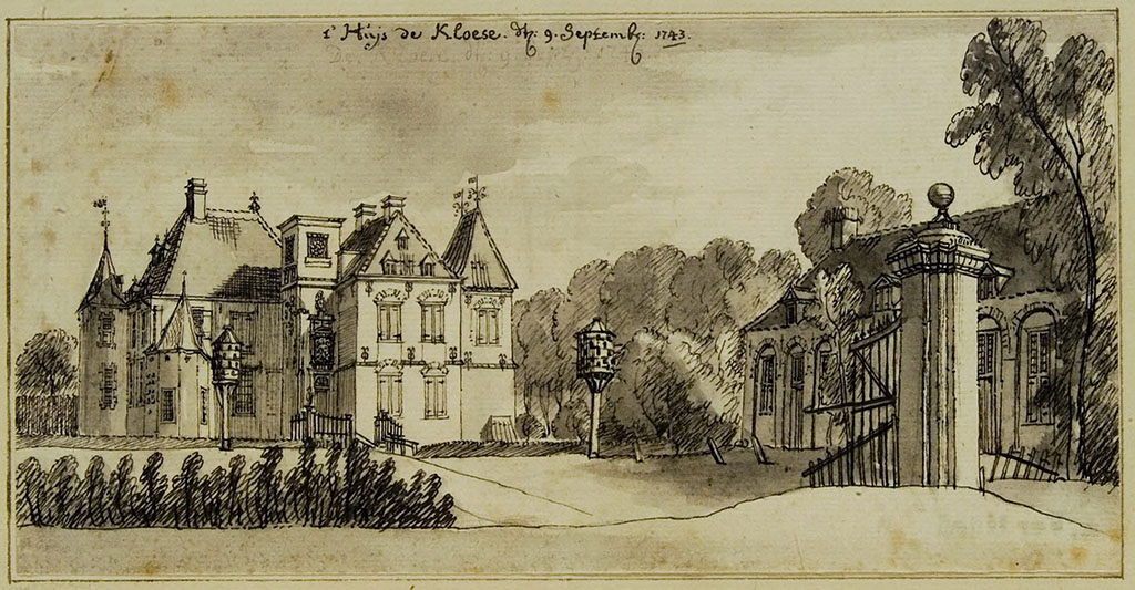 Pentekening van een voornaam huis. Het huis is samengesteld uit verschillende delen en heeft meerdere torentjes in vormen en hoogtes. Voor het huis staat een duiventil en rechts een bijgebouw. Rechts op de voorgrond een deel van het hek.