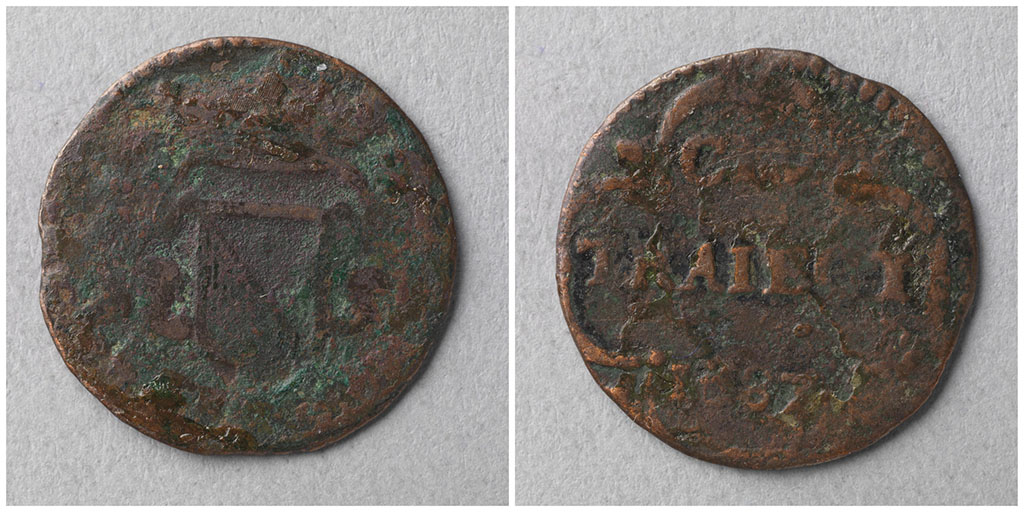Twee foto's van een zeer verweerde koperen munt. Links het wapen van de stad Utrecht, rechts staat boven iets onleesbaars met een C, in het midden staat TRAIECT en onder 1687.